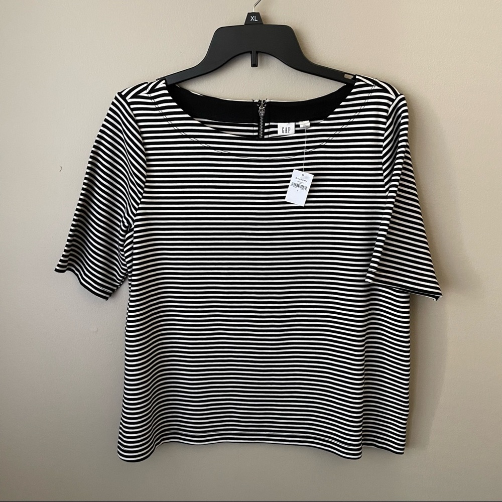 Gap large short sleeve shirt. Black and white stripes, classic. Zipper in back.